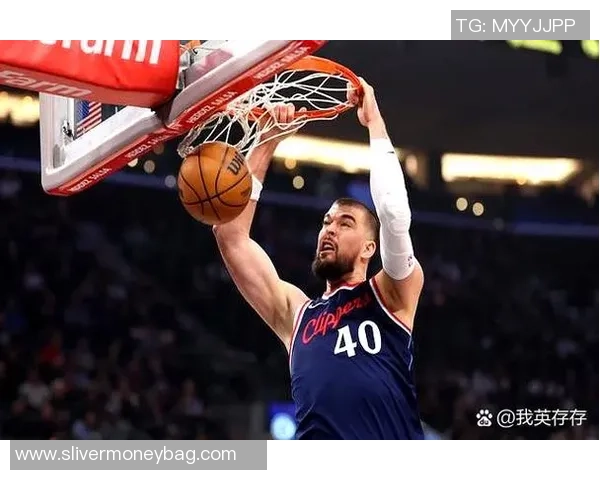 爵士手感火热上半场三分命中率高达五成七连连命中打得快船措手不及