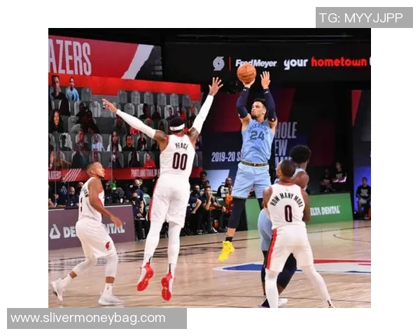 科菲与小杰克逊夺雄鹿最后席位 老里赞小杰克逊积极态度获认可 科菲与小杰克逊夺雄鹿最后席位 老里赞小杰克逊积极态度获认可