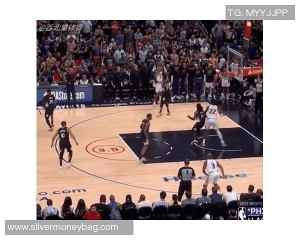 快船发布保罗训练视频超远角度三分稳稳命中展现老将绝佳手感 快船发布保罗训练视频超远角度三分稳稳命中展现老将绝佳手感