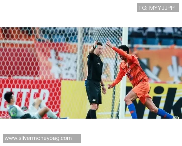 恰尔汗奥卢稳射点球建功圣吉罗斯后卫手球酿成锁定胜局 恰尔汗奥卢稳射点球建功圣吉罗斯后卫手球酿成锁定胜局